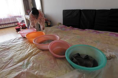 明水楼上漏水，住户失联，小区没物管，业主维权难！律师来支招……
